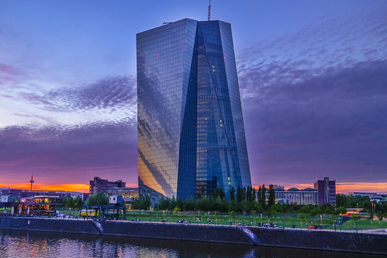 Zentrale der Europäischen Zentralbank in Frankfurt (Symbolbild): Die Preise steigen im Euroraum weiter im Rekordtempo.