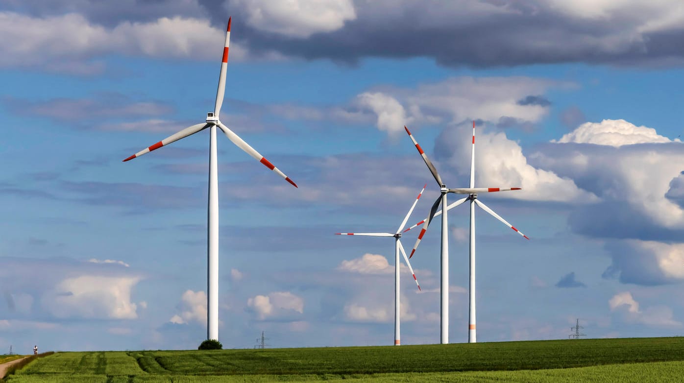 Windkraftanlage bei Dornstadt auf der Schwäbischen Alb: Die EEG-Umlage fällt ab Juli weg.