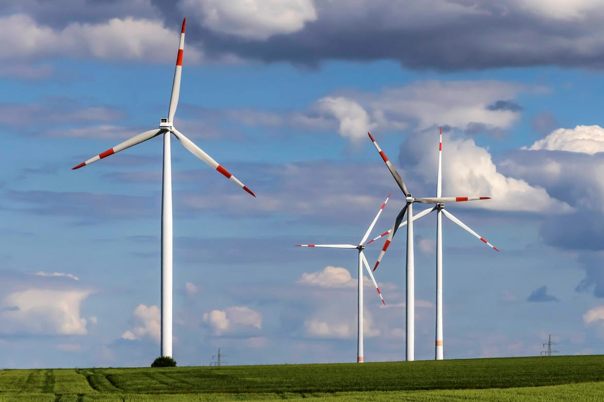 Windkraftanlage bei Dornstadt auf der Schwäbischen Alb: Die EEG-Umlage fällt ab Juli weg. Windkraftanlage bei Dornstadt auf der Schwäbischen Alb: Die EEG-Umlage fällt ab Juli weg.