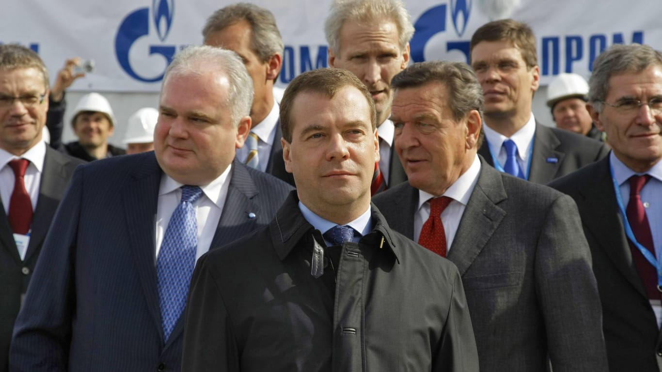 Russlands Gas-Elite: Das Nord-Stream-2-Duo Matthias Warnig (l. 2. Reihe) und Gerhard Schröder mit Russlands damaligem Ministerpräsidenten Medwedew (m.).