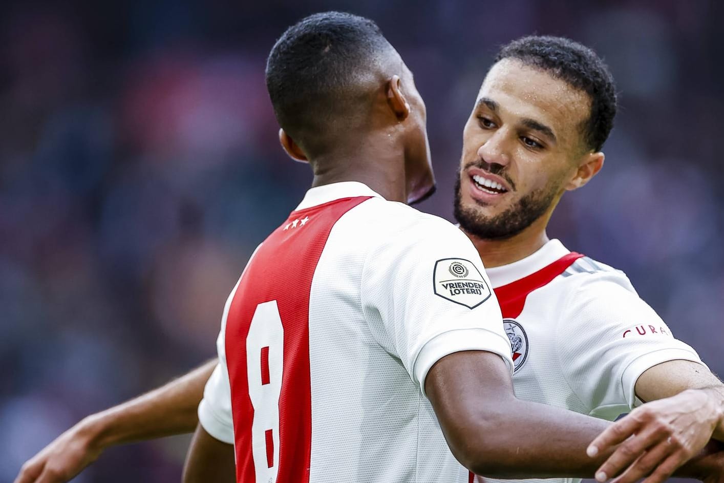 Ryan Gravenberch und Noussair Mazraoui (r.): Die beiden Neuzugänge des FC Bayern haben ungewöhnliche Nummern gewählt.