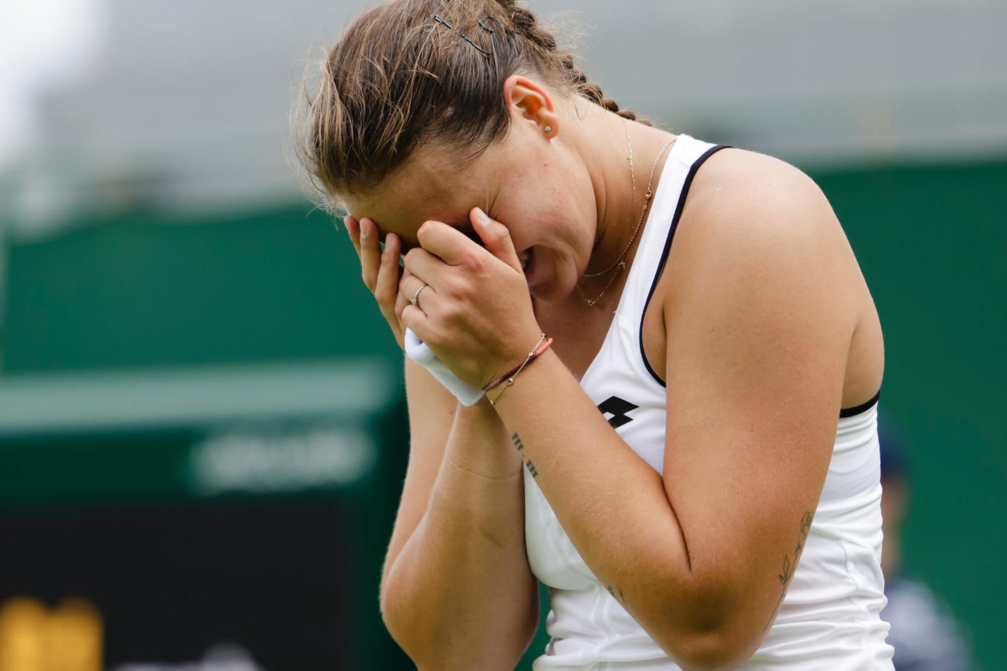 Jule Niemeier kann es kaum fassen: Sie steht im Achtelfinale von Wimbledon.