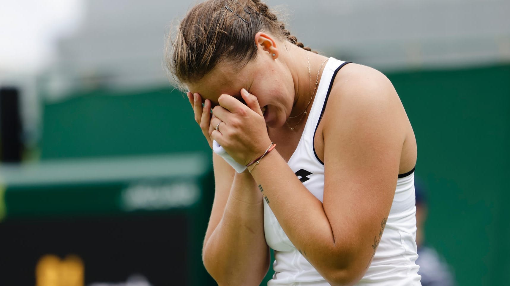 Jule Niemeier kann es kaum fassen: Sie steht im Achtelfinale von Wimbledon.