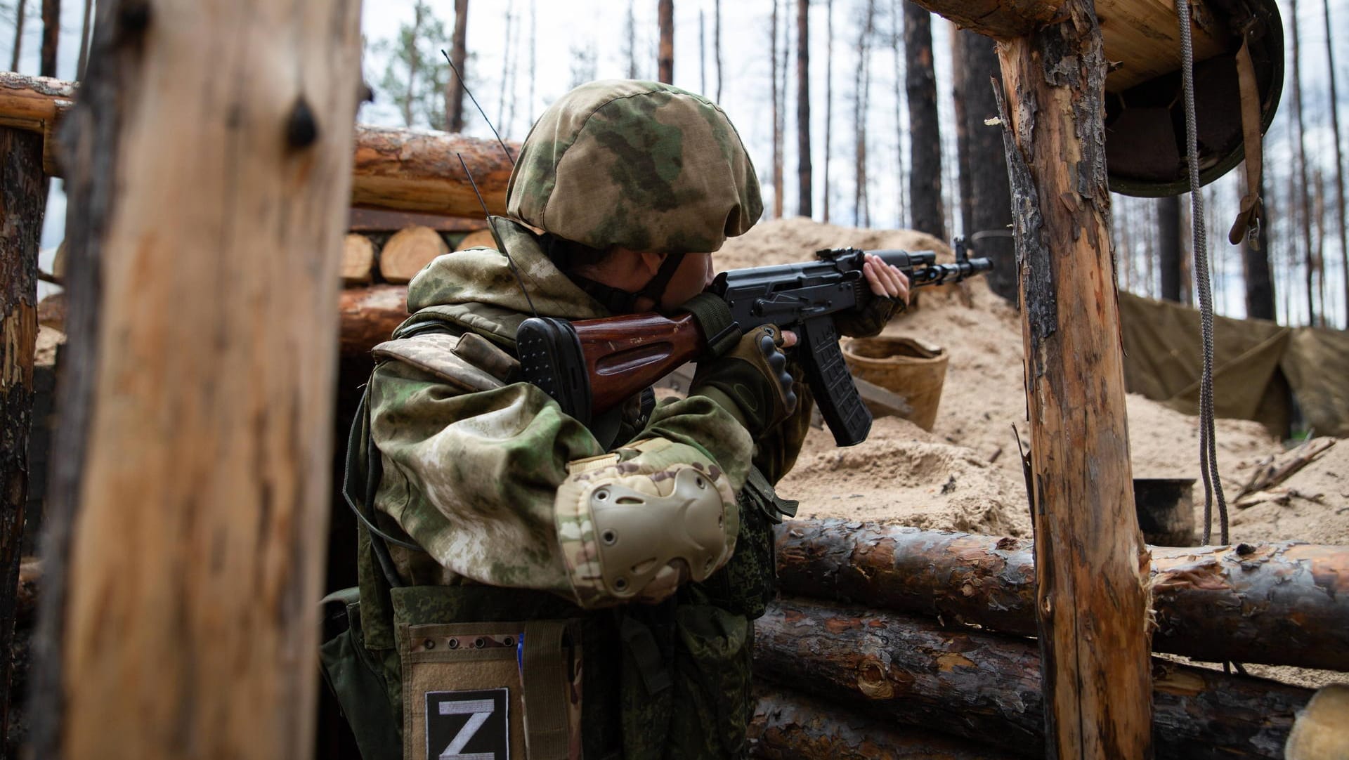 Russischer Soldat außerhalb von Sjewjerodonezk: Mittlerweile ist die ukrainische Stadt von der russischen Armee eingenommen.