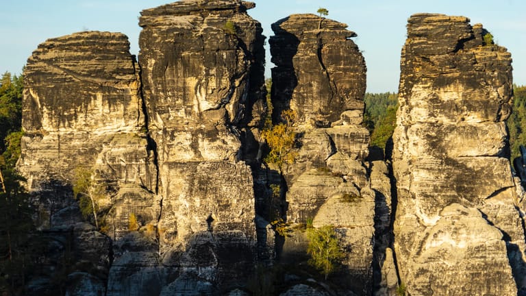 Beeindruckend: Das Elbsandsteingebirge ist geprägt von solchen mächtigen Felsformationen.