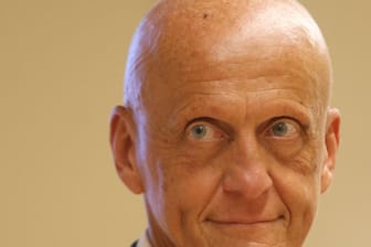 Schiedsrichter-Chef Pierluigi Collina: Er verkündet die Regelneuerung.