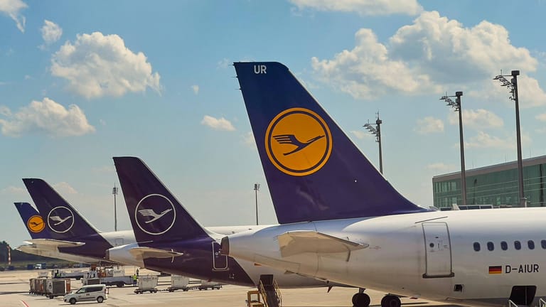 Lufthansa (Symbolbild): Die Airline streicht jetzt einige Tickets und die Preise steigen.