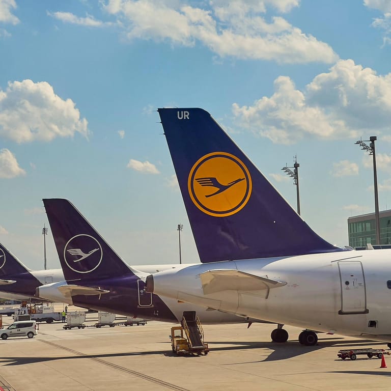 Lufthansa (Symbolbild): Die Airline streicht jetzt einige Tickets und die Preise steigen.
