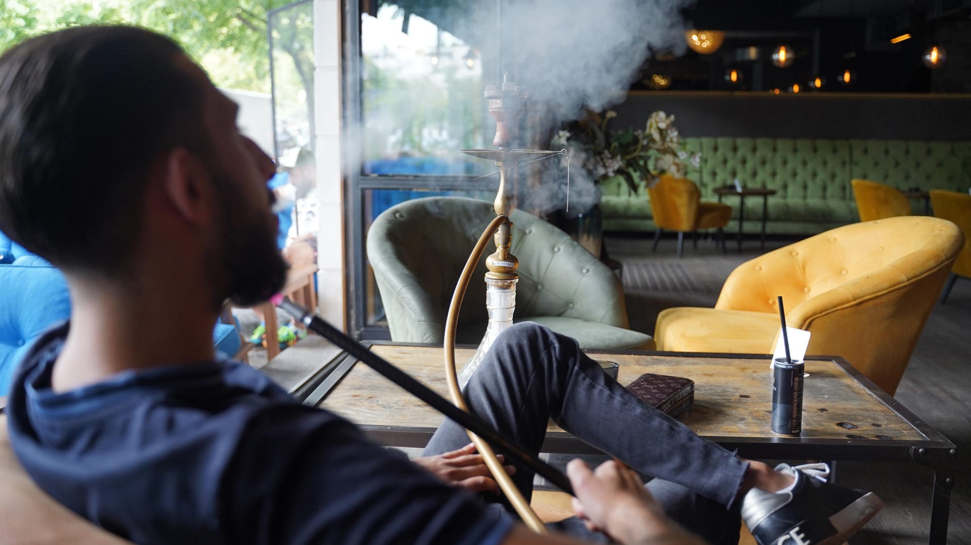 Ein Mann raucht eine Shisha: Ab dem 1. Juli dürfen nur noch 25 Gramm schwere Verpackungen mit Wasserpfeifentabak in den deutschen Handel kommen.