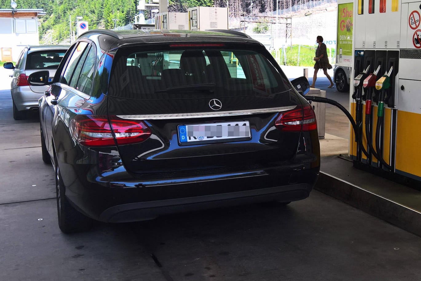 Auto an der Zapfsäule (Symbolbild): Eine Mehrheit der Deutschen will sich auch künftig noch ein Auto mit Verbrennungsmotor anschaffen.