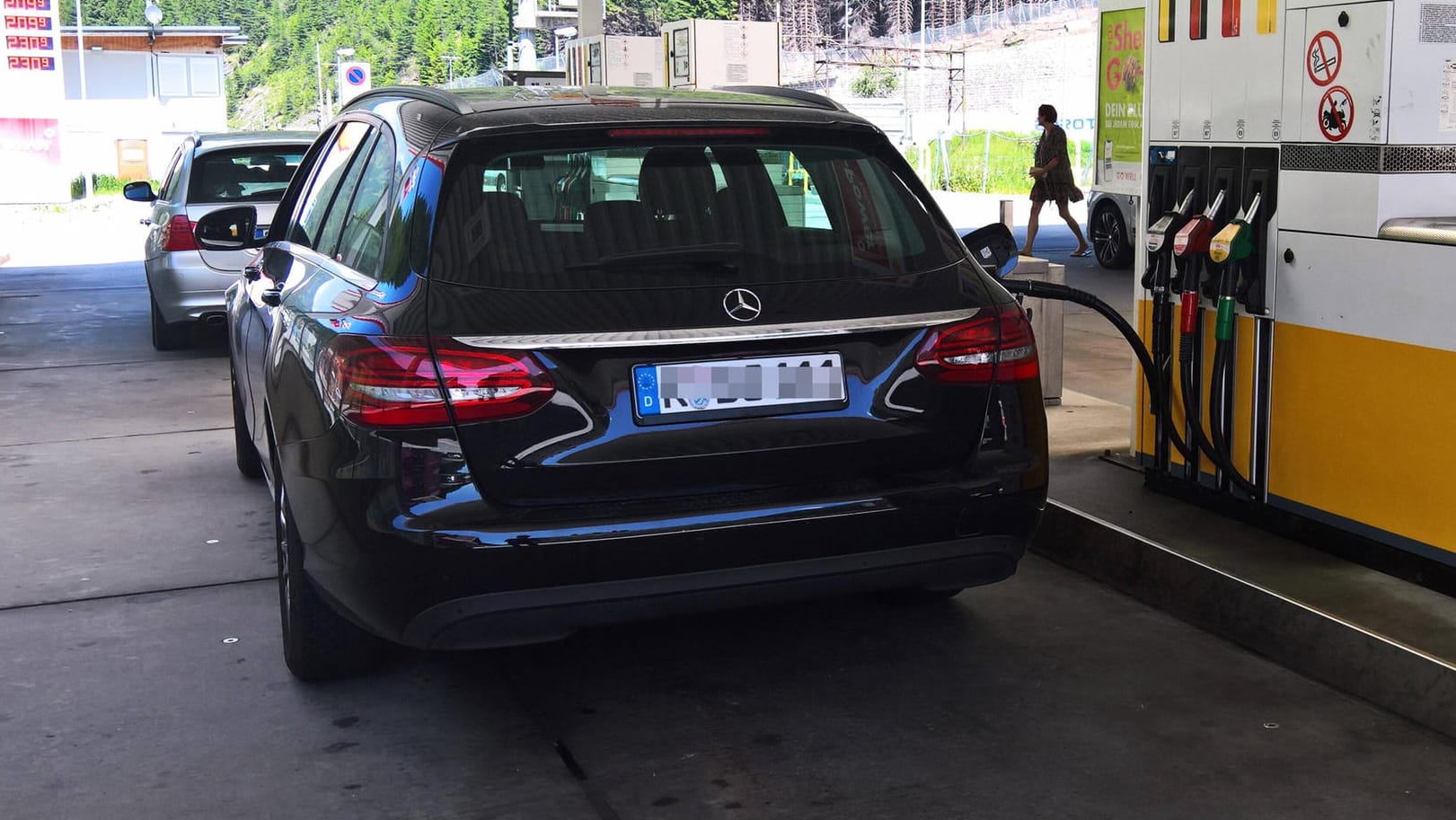 Auto an der Zapfsäule (Symbolbild): Eine Mehrheit der Deutschen will sich auch künftig noch ein Auto mit Verbrennungsmotor anschaffen.