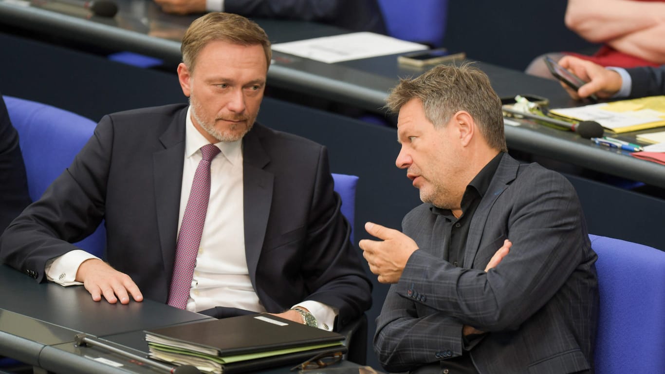 Finanzminister Christian Lindner und Wirtschaftsminister Robert Habeck: Die Bundesregierung fordert die Deutschen zum Energiesparen auf.