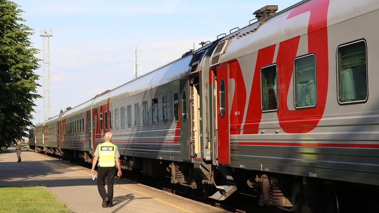 Russischer Passagierzug im Bahnhof Kybartai: Aussteigen dürfen die Fahrgäste nicht.