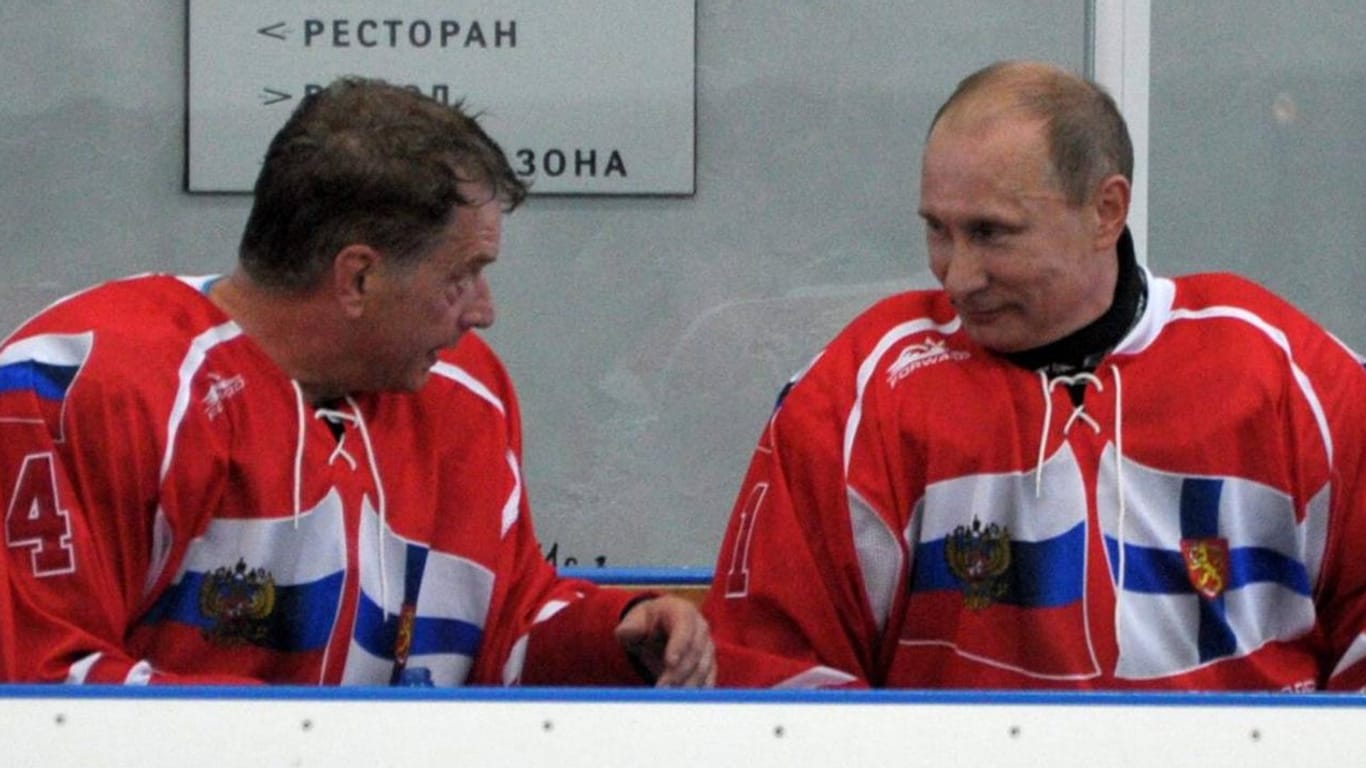 Staatschefs Niinistö und Putin beim Eishockey im Jahr 2012 (Archiv): Mit dem Kreml-Chef will Finnlands Präsident nicht noch einmal spielen.