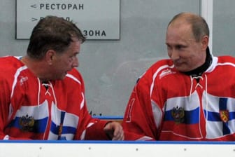 Staatschefs Niinistö und Putin beim Eishockey im Jahr 2012 (Archiv): Mit dem Kreml-Chef will Finnlands Präsident nicht noch einmal spielen.