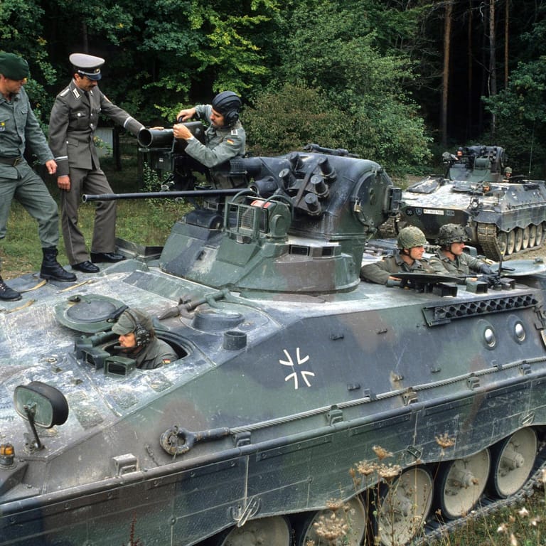 Offizier und Soldaten der Bundeswehr auf einem Panzer nahe der Infanterieschule der Bundeswehr in Hammelburg, 1990.