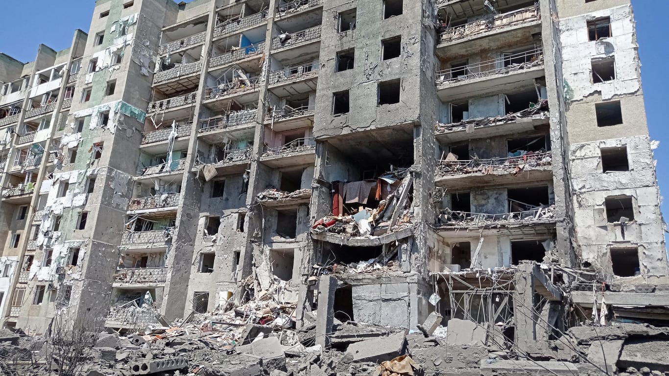 Zerstörtes Gebäude in Odessa: Bei einem Raketenangriff sind mindestens 21 Menschen ums Leben gekommen.