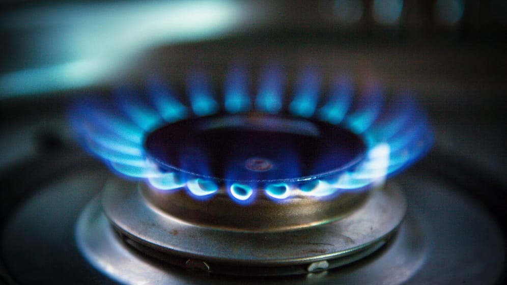 Eine blaue Gasflamme eines Gasherdes (Symbolbild): Die Bundesnetzagentur ruft zum Sparen auf.