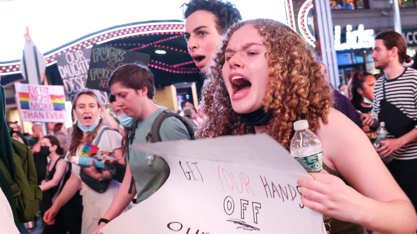 Proteste gegen das Urteil des Supreme Courts in New York: Stimmt das Repräsentatenhaus des Bundesstaats zu, sollen bald die Wähler über ein Recht auf Abtreibung entscheiden.