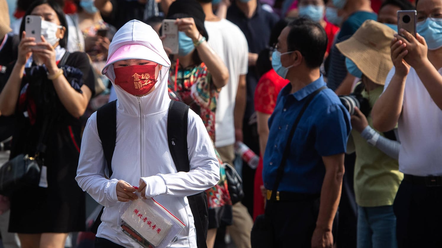 Menschen in Wuhan (Symbolbild): Aufgrund der neuen Fälle könnte den rund elf Millionen Einwohnern ein neuer Lockdown drohen.