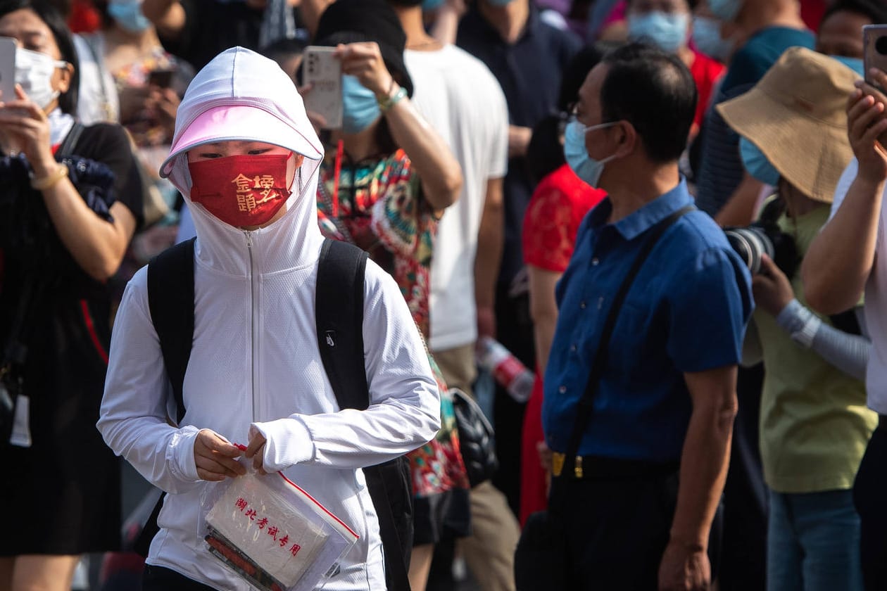 Menschen in Wuhan (Symbolbild): Aufgrund der neuen Fälle könnte den rund elf Millionen Einwohnern ein neuer Lockdown drohen.