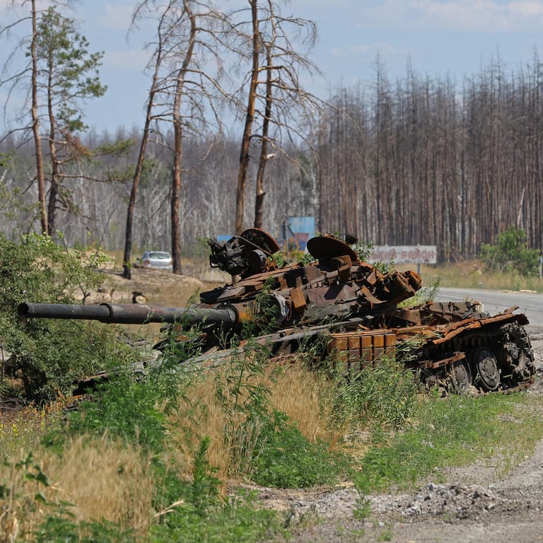 Zerstörter Panzer bei Sjewjerodonezk: Mehr als 1.500 russische Panzer hat die Ukraine nach eigenen Angaben seit Kriegsbeginn zerstört.