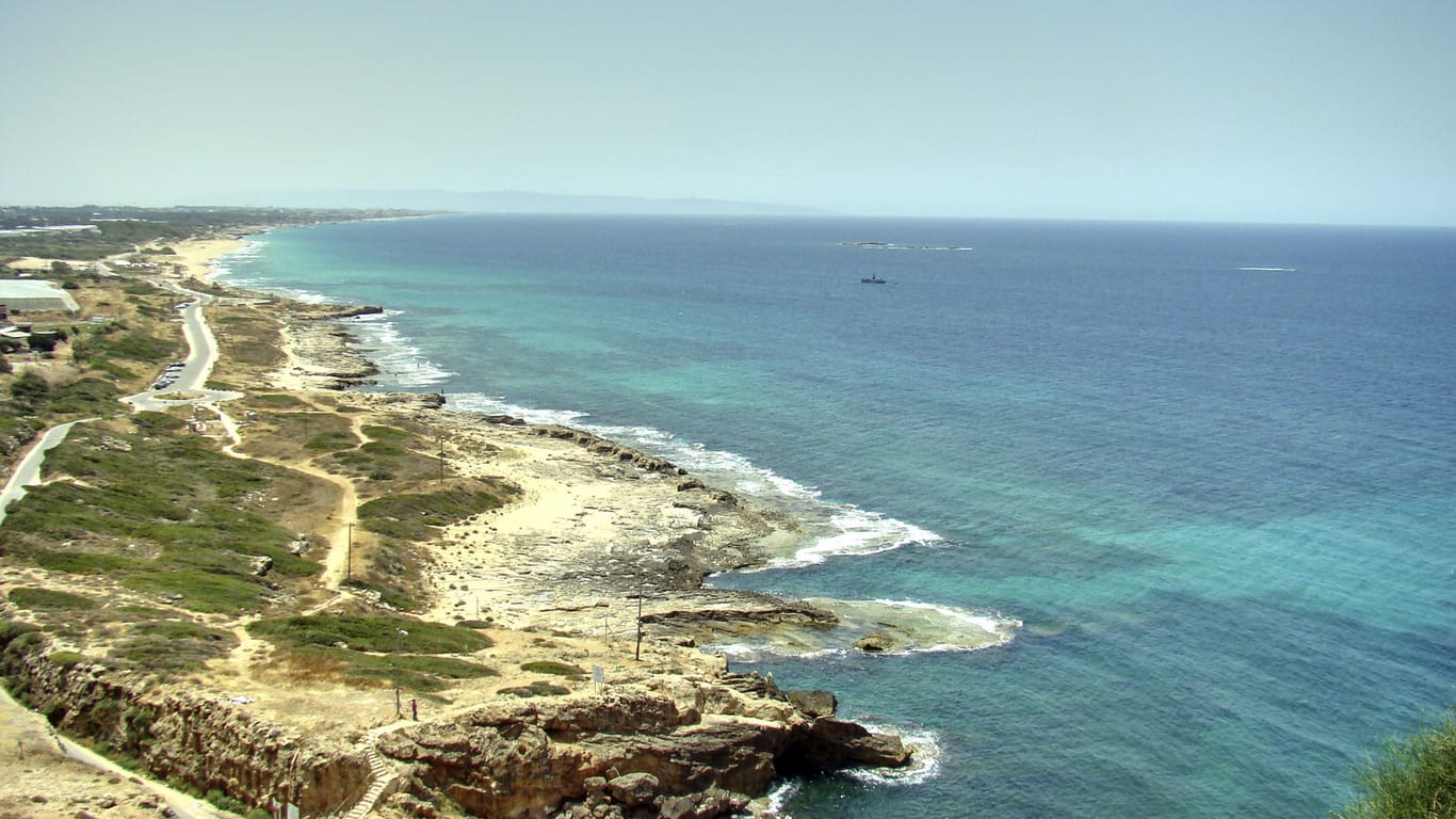 Blick über die israelische Küste (Archiv): Drei feindliche Drohnen" seien vom Libanon gestartet und hätten sich auf das Offshore-Gasfeld Karisch zubewegt, teilte die Armee am Samstag mit.