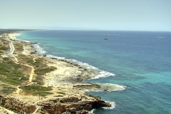 Blick über die israelische Küste (Archiv): Drei feindliche Drohnen" seien vom Libanon gestartet und hätten sich auf das Offshore-Gasfeld Karisch zubewegt, teilte die Armee am Samstag mit.