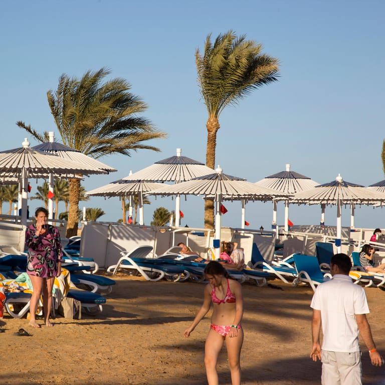 Menschen am Strand in Hurghada (Archiv): Touristen verfolgten die tragische Szene vom Strand und von einem Steg aus.