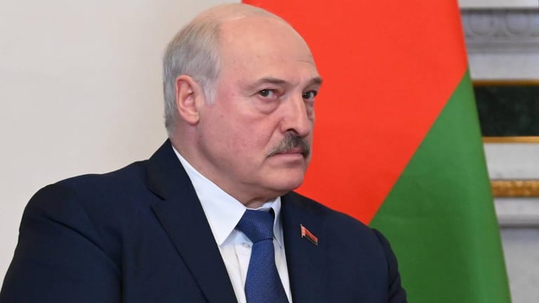 Alexander Lukaschenko schaut in die Kamera (Archivbild): Der Präsident vom Belarus hat jetzt dem Westen gedroht.