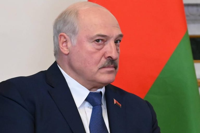 Alexander Lukaschenko schaut in die Kamera (Archivbild): Der Präsident vom Belarus hat jetzt dem Westen gedroht.