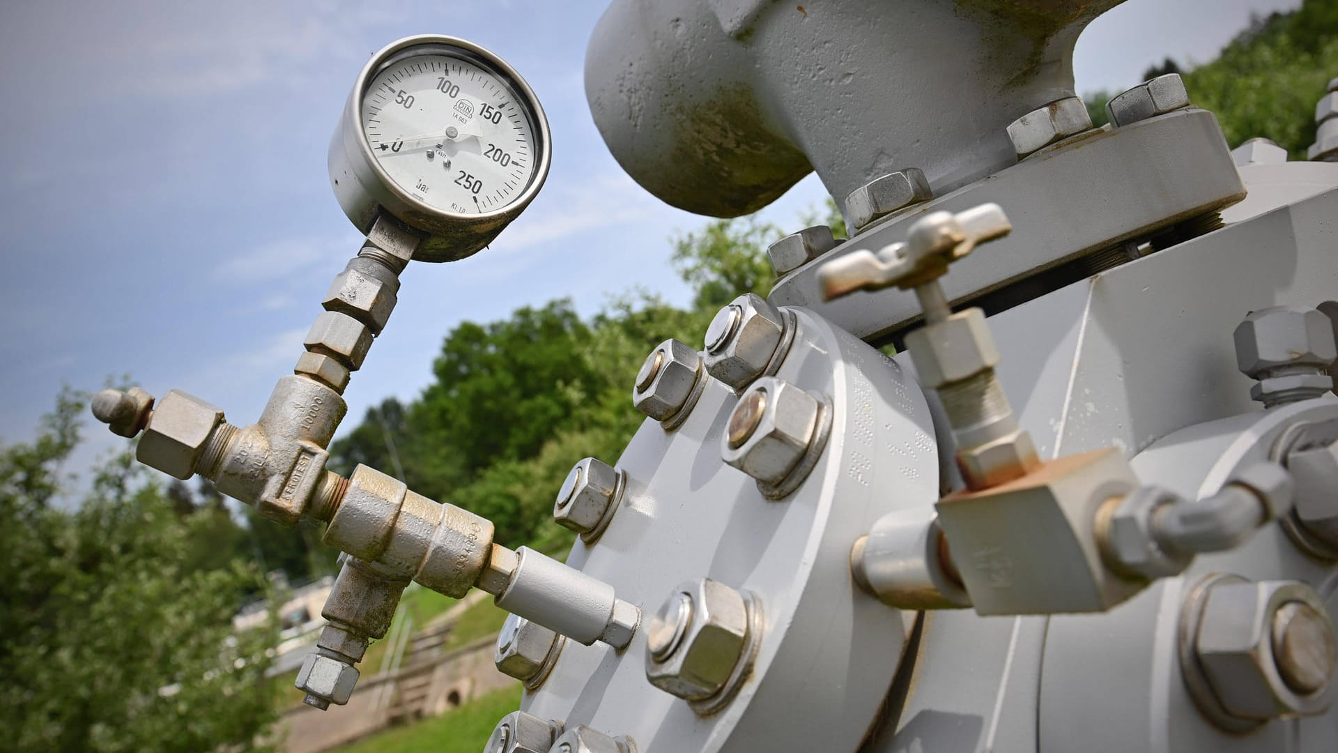 Eine Manometer, das auf null steht (Symbolbild): Die Bundesnetzagentur warnt vor ungleichen Gasverteilungen.