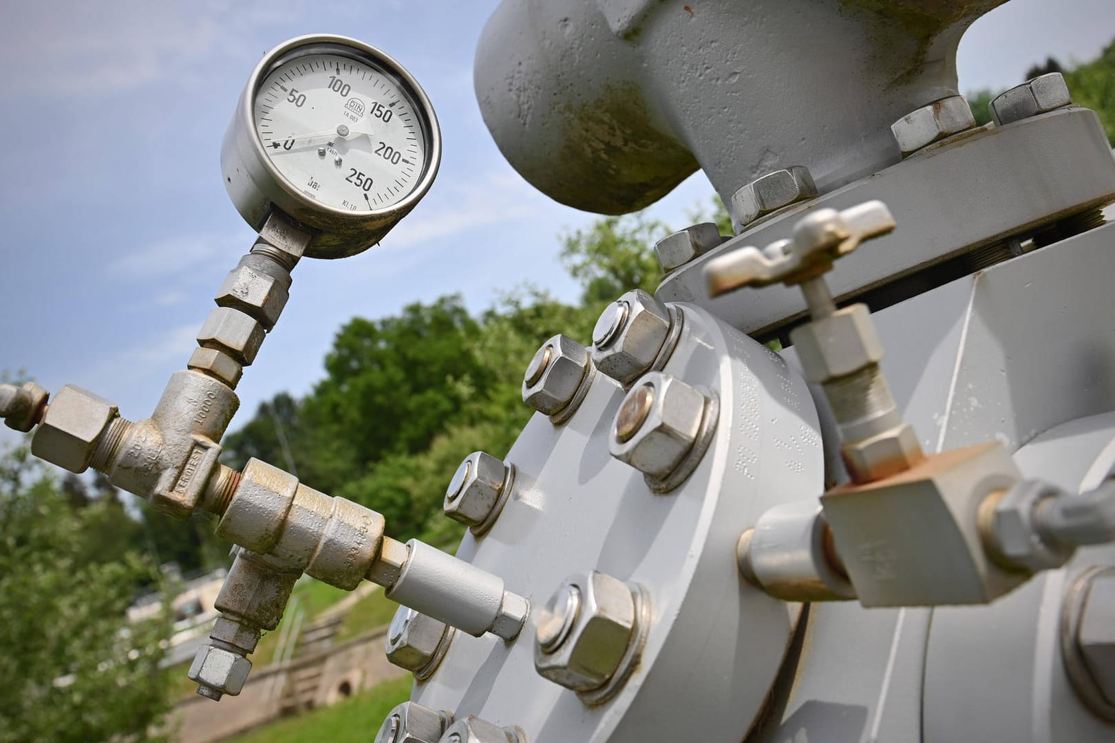 Eine Manometer, das auf null steht (Symbolbild): Die Bundesnetzagentur warnt vor ungleichen Gasverteilungen.