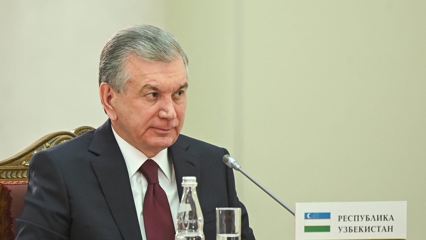 Schawkat Mirsijojew bei einem Treffen in Russland (Archivbild): Der usbekische Präsident hat Protestlern Zugeständnisse angekündigt.
