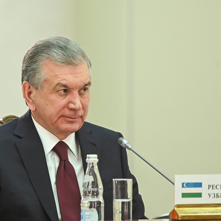 Schawkat Mirsijojew bei einem Treffen in Russland (Archivbild): Der usbekische Präsident hat Protestlern Zugeständnisse angekündigt.