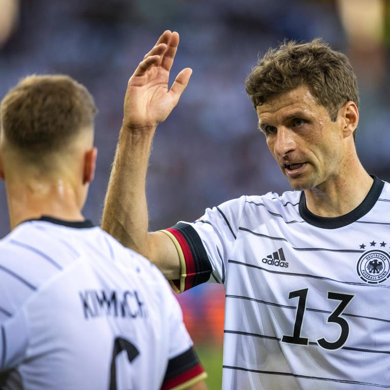 Joshua Kimmich (l.) und Thomas Müller: Fans fordern von den DFB-Spielern einen Verzicht der WM in Katar.