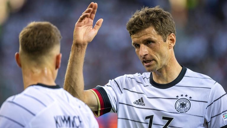 Joshua Kimmich (l.) und Thomas Müller: Fans fordern von den DFB-Spielern einen Verzicht auf die WM in Katar.