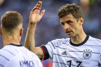 Joshua Kimmich (l.) und Thomas Müller: Fans fordern von den DFB-Spielern einen Verzicht auf die WM in Katar.