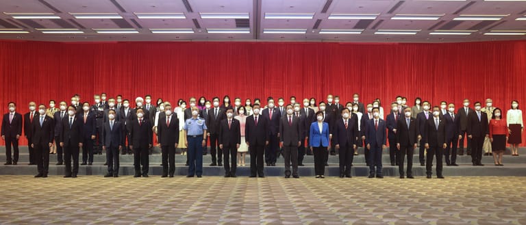 Gruppenfoto beim Besuch Xis in Hongkong: Der infizierte Abgeordnete soll zwei Reihen hinter dem Präsidenten gestanden haben.
