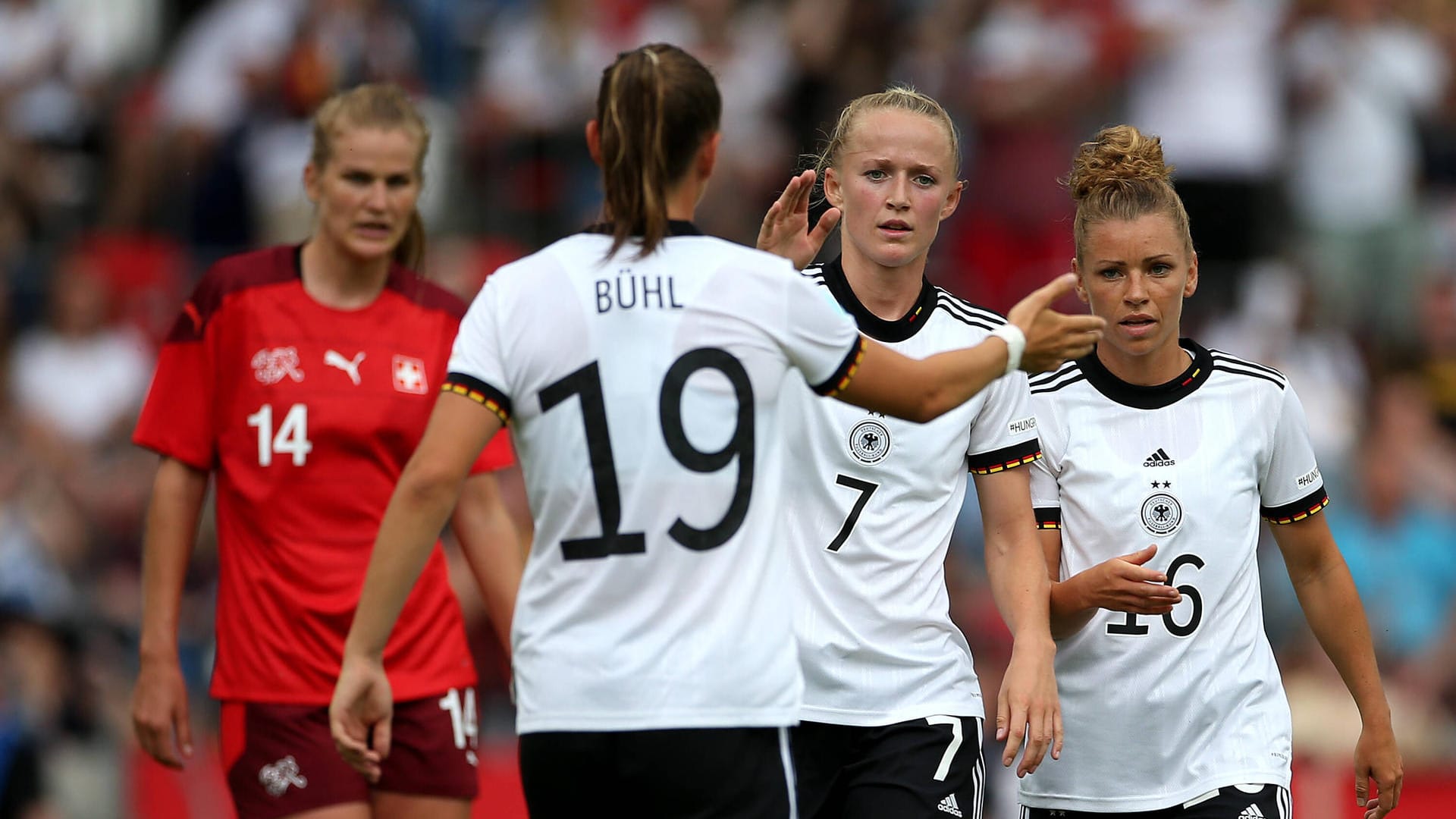 Klara Bühl (2.v.l.): Die Spielerin des FC Bayern war im Test gegen die Schweiz Deutschlands erfolgreichste Torschützin.