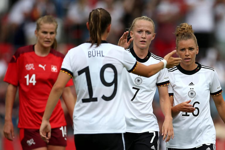 Klara Bühl (2.v.l.): Die Spielerin des FC Bayern war im Test gegen die Schweiz Deutschlands erfolgreichste Torschützin.