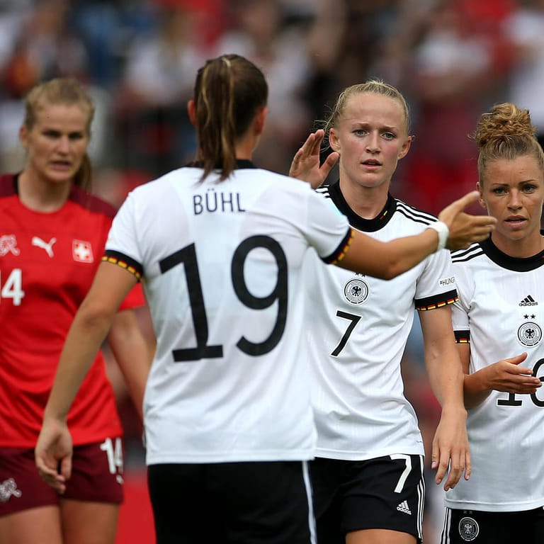 Klara Bühl (2.v.l.): Die Spielerin des FC Bayern war im Test gegen die Schweiz Deutschlands erfolgreichste Torschützin.