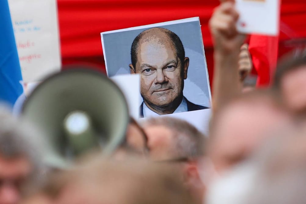 DGB-Kundgebung mit Scholz-Plakat (Archivbild): Der Kanzler steht für seinen Einmalzahlungen-Vorschlag in der Kritik. DGB-Kundgebung mit Scholz-Plakat (Archivbild): Der Kanzler steht für seinen Einmalzahlungen-Vorschlag in der Kritik.
