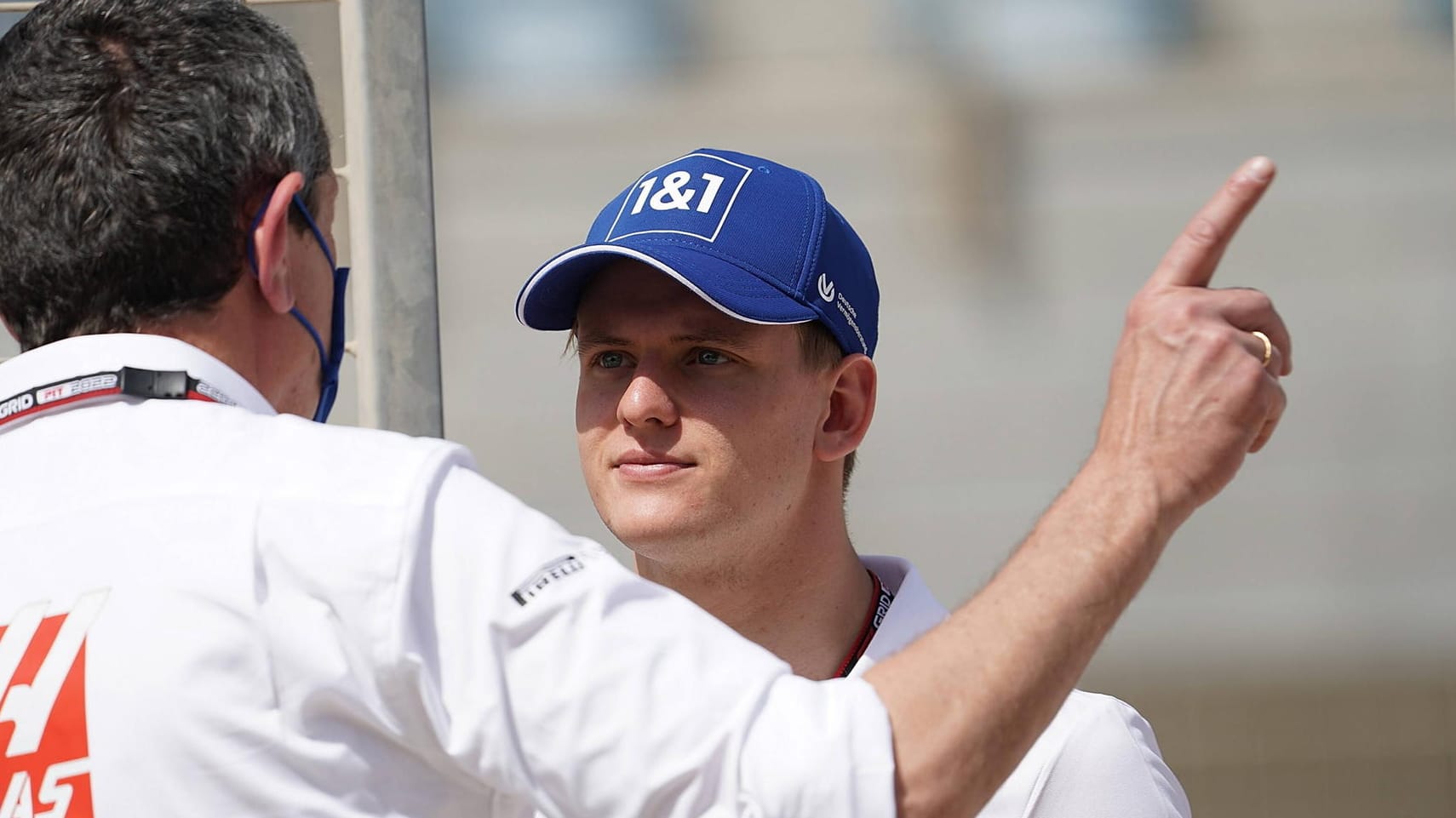 Günther Steiner (l.) und Mick Schumacher: Der Teamchef von Haas hat seinen Fahrer gelobt.