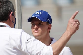 Günther Steiner (l.) und Mick Schumacher: Der Teamchef von Haas hat seinen Fahrer gelobt.