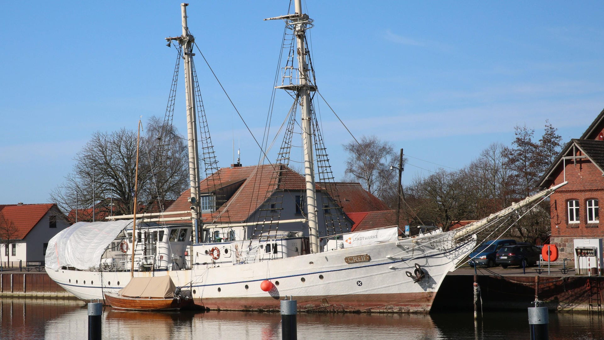 Die Greif im Hafen (Archivbild): Das Schiff trieb führerlos auf dem Fluss Ryck.