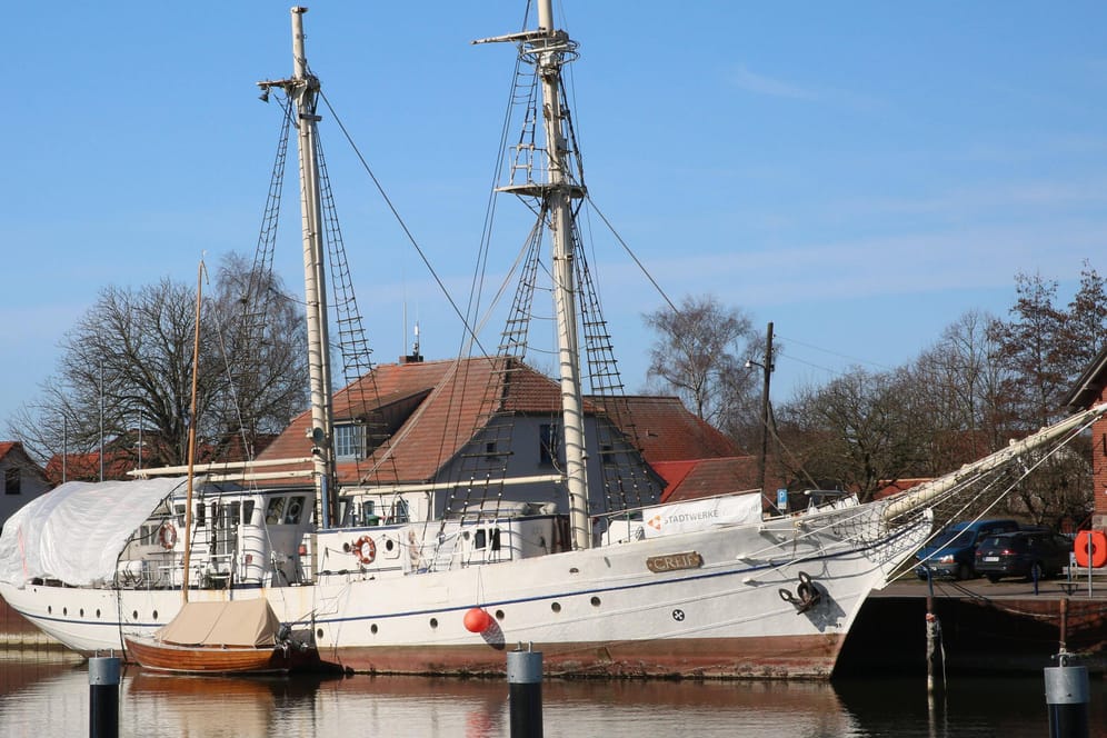 Die Greif im Hafen (Archivbild): Das Schiff trieb führerlos auf dem Fluss Ryck.