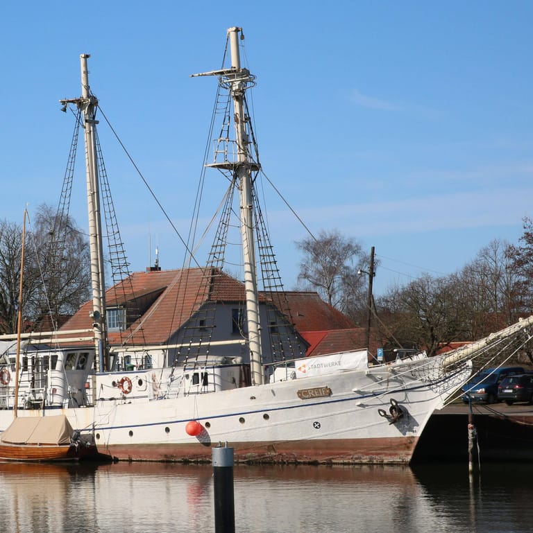 Die Greif im Hafen (Archivbild): Das Schiff trieb führerlos auf dem Fluss Ryck.