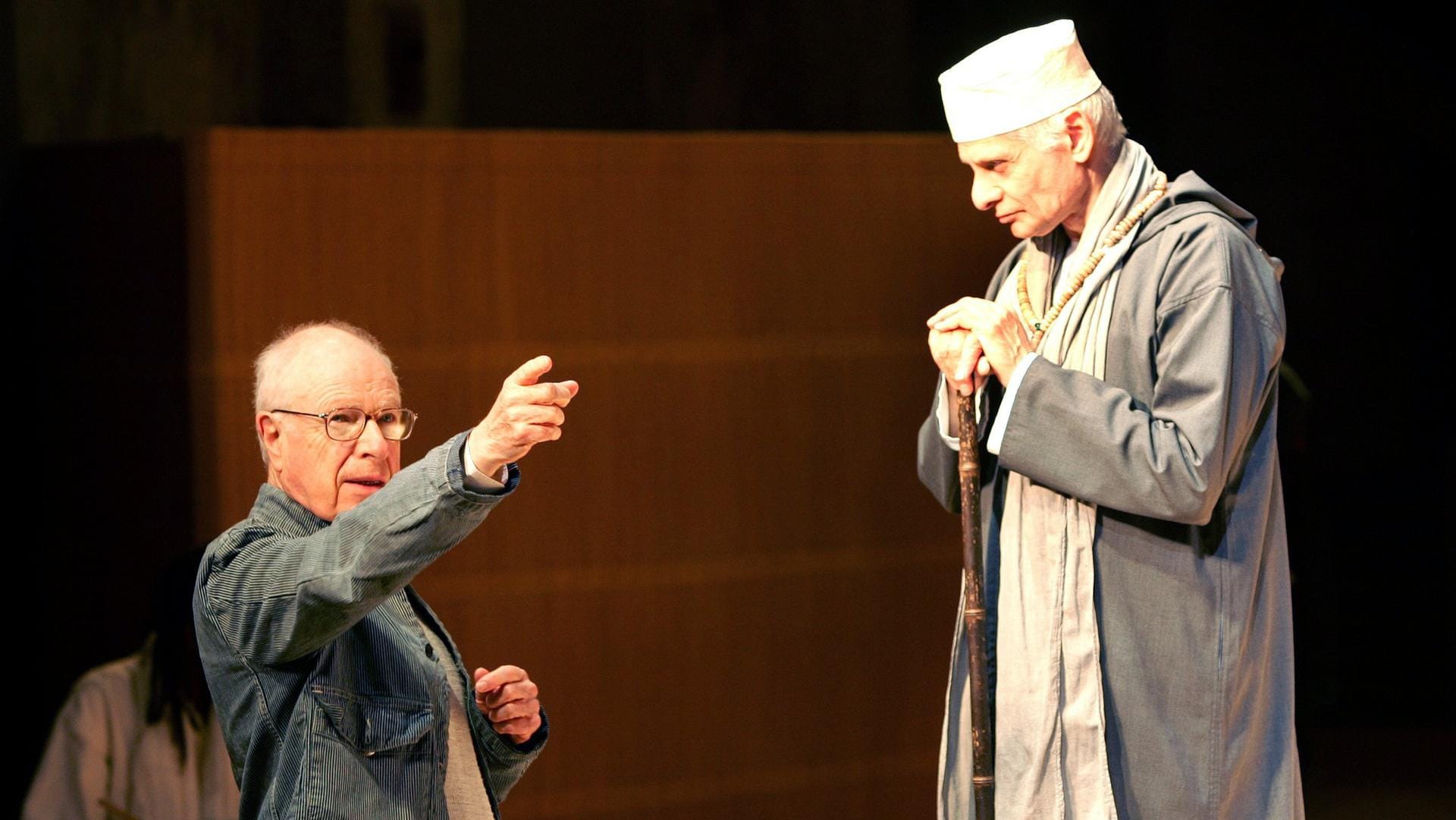 Regisseur Peter Brook (l.) gibt dem Schauspieler Bruce Myers Anweisungen für das Theaterstück "Tierno Bokar".