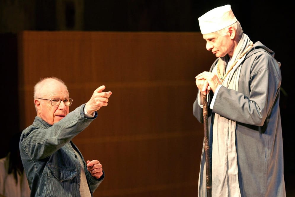 Regisseur Peter Brook (l.) gibt dem Schauspieler Bruce Myers Anweisungen für das Theaterstück "Tierno Bokar".
